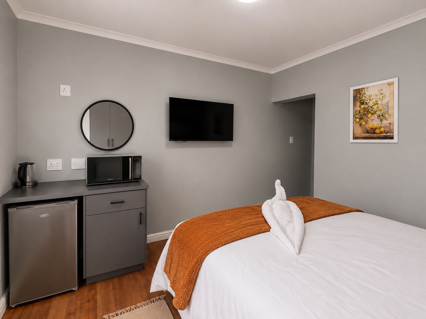 Unit 2 queen arrangement with kitchenette